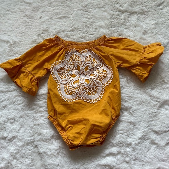 Baby girls onesie size 6-12M - Picture 1 of 6
